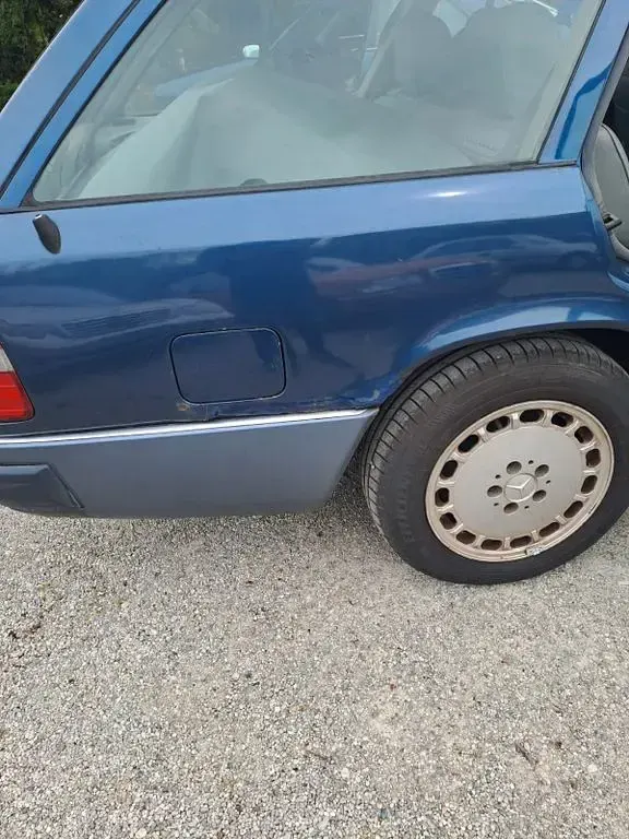 Second-hand Mercedes E300 220 CP (161 kW) 1990 Albastru Berlinǎ