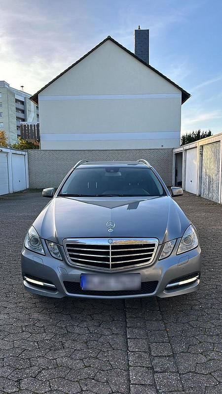 Silber Gebraucht 2012 Mercedes E220 Kombi | 8.800 € (Fairer Preis) - Bild 1/4