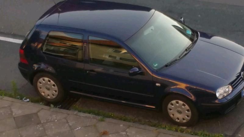Blau Gebraucht 2002 VW Golf IV Kleinwagen | 1.050 € (Guter Preis) - Bild 1/4