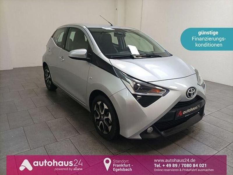 Silber Gebraucht 2021 Toyota Aygo Team Kleinwagen | 12.870 € (Etwas zu teuer) - Bild 1/4
