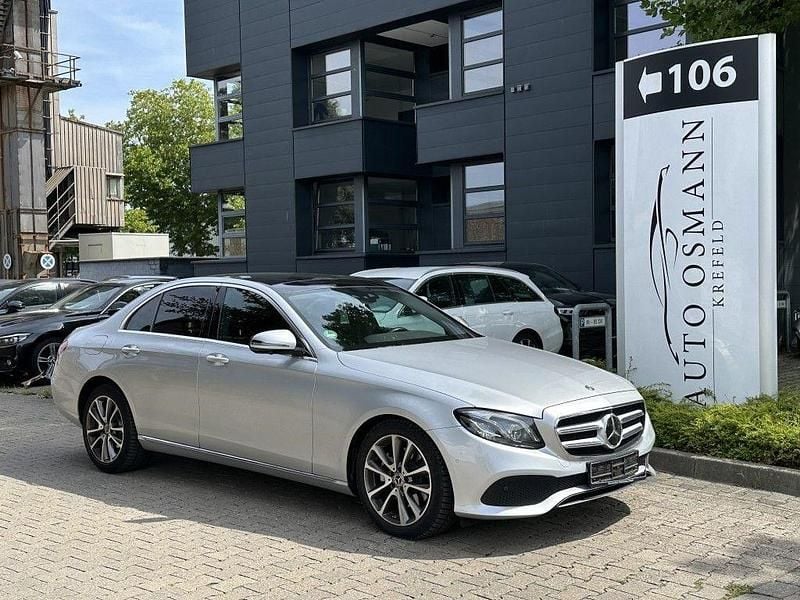 Silber Gebraucht 2018 Mercedes E220 Avantgarde Limousine | 24.950 € (Fairer Preis) - Bild 1/4