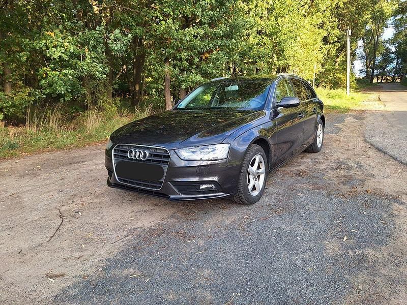 Grau Gebraucht 2013 Audi A4 Limousine | 7.250 € (Guter Preis) - Bild 1/4