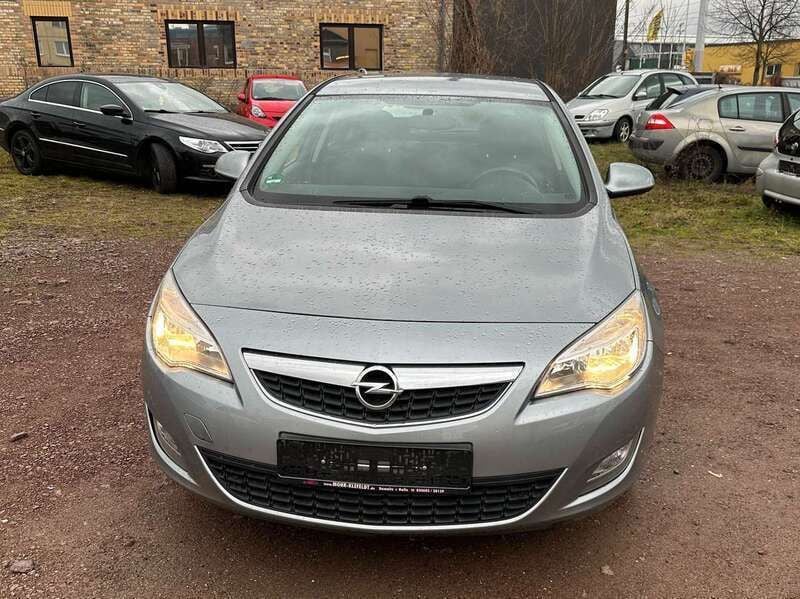 Usado Opel Astra 87 HP (63 kW) 2010 Prateado Sedan