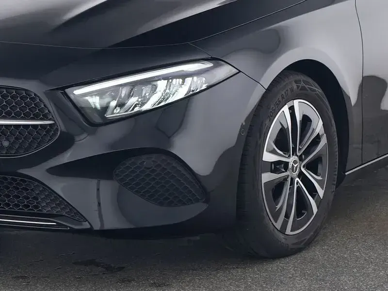 Gebraucht Mercedes A200 Advanced Plus 150 PS (110 kW) 2025 Lack kosmosschwarz Limousine