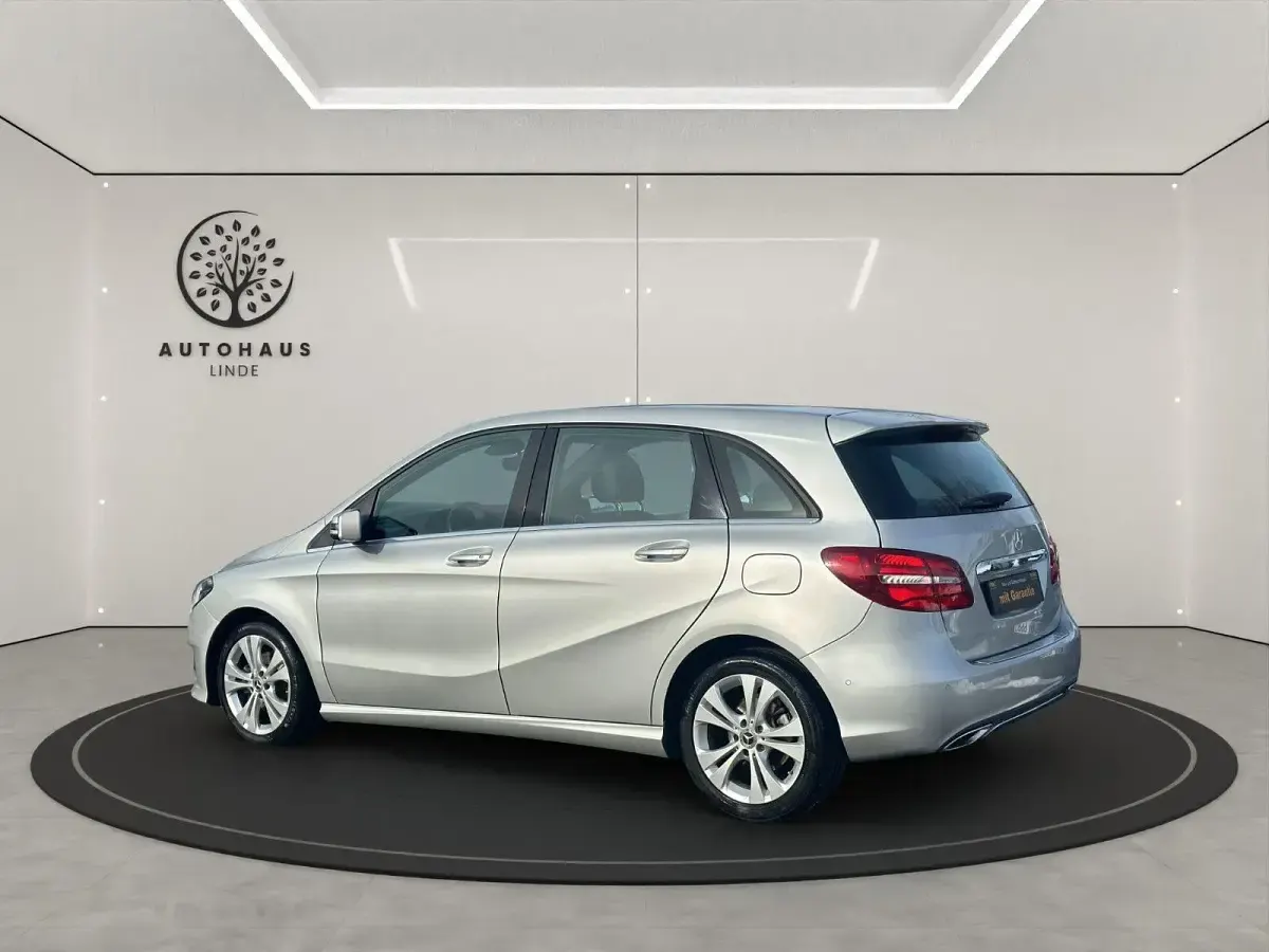 Gebraucht Mercedes B180 122 PS (89 kW) 2018 Silber Kleinwagen
