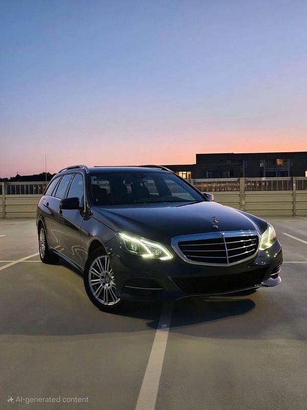 Grau Gebraucht 2014 Mercedes E250 Elegance Kombi | 9.800 € - Bild 1/4