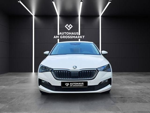 Weiß Gebraucht 2022 Skoda Scala Clever Kleinwagen | 19.950 € (Fairer Preis) - Bild 1/4