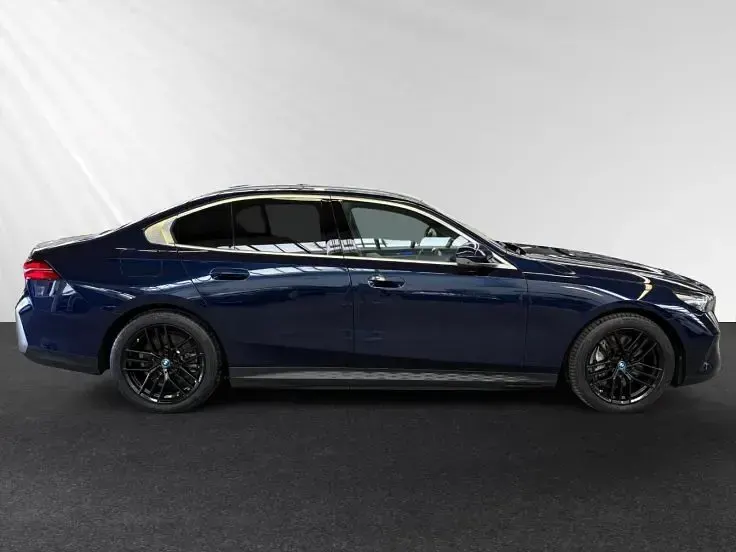 Gebraucht BMW 550e Performance 489 PS (359 kW) 2024 Bmw individual tansanitblau metallic Limousine