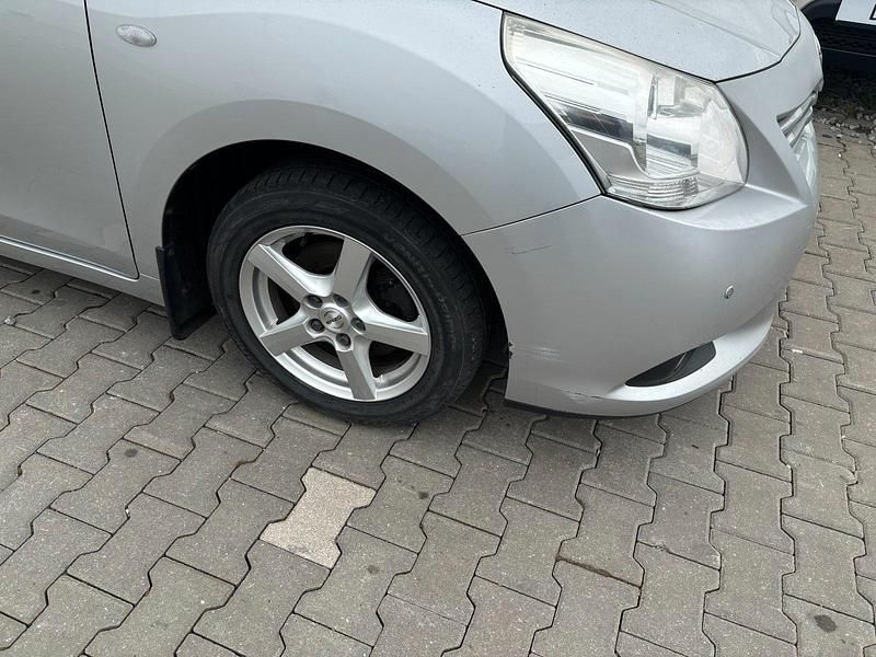 Gebraucht Toyota Verso Edition 126 PS (92 kW) 2011 Silber Van / Kleinbus