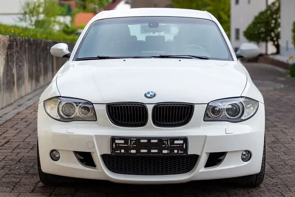 Używany BMW 118 Shadowline 143 KM (105 kW) 2007 Biały Hatchback