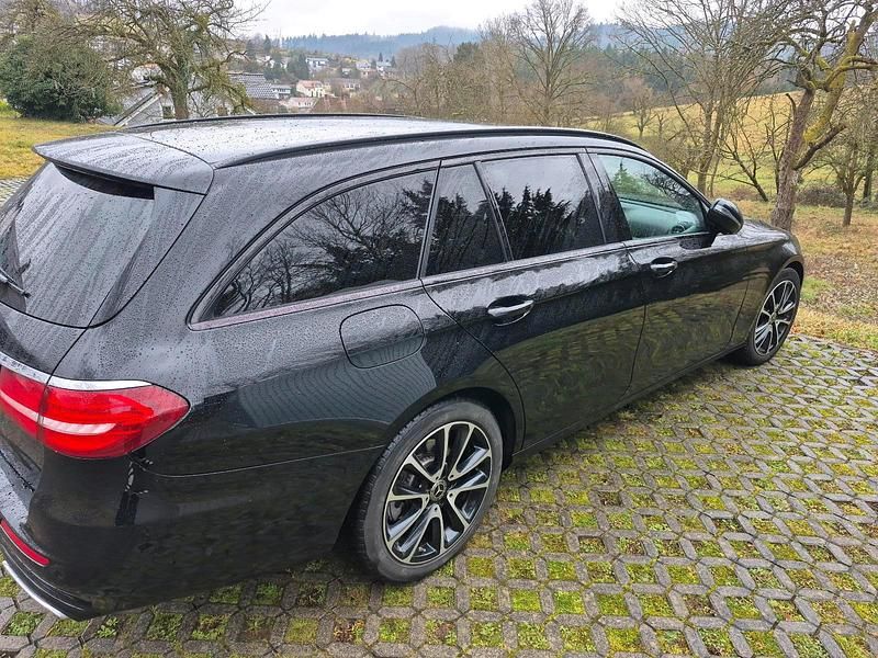 Gebraucht Mercedes E220 194 PS (142 kW) 2020 Schwarz Kombi