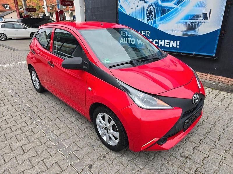 Gebraucht Toyota Aygo 69 PS (50 kW) 2016 Rot Kleinwagen