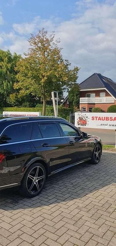 Schwarz Gebraucht 2015 Mercedes E200 Avantgarde Kombi | 16.000 € (Fairer Preis) - Bild 1/4
