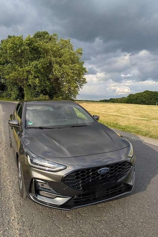 Grau Gebraucht 2025 Ford Focus ST-Line Limousine | 27.000 € (Fairer Preis) - Bild 1/4