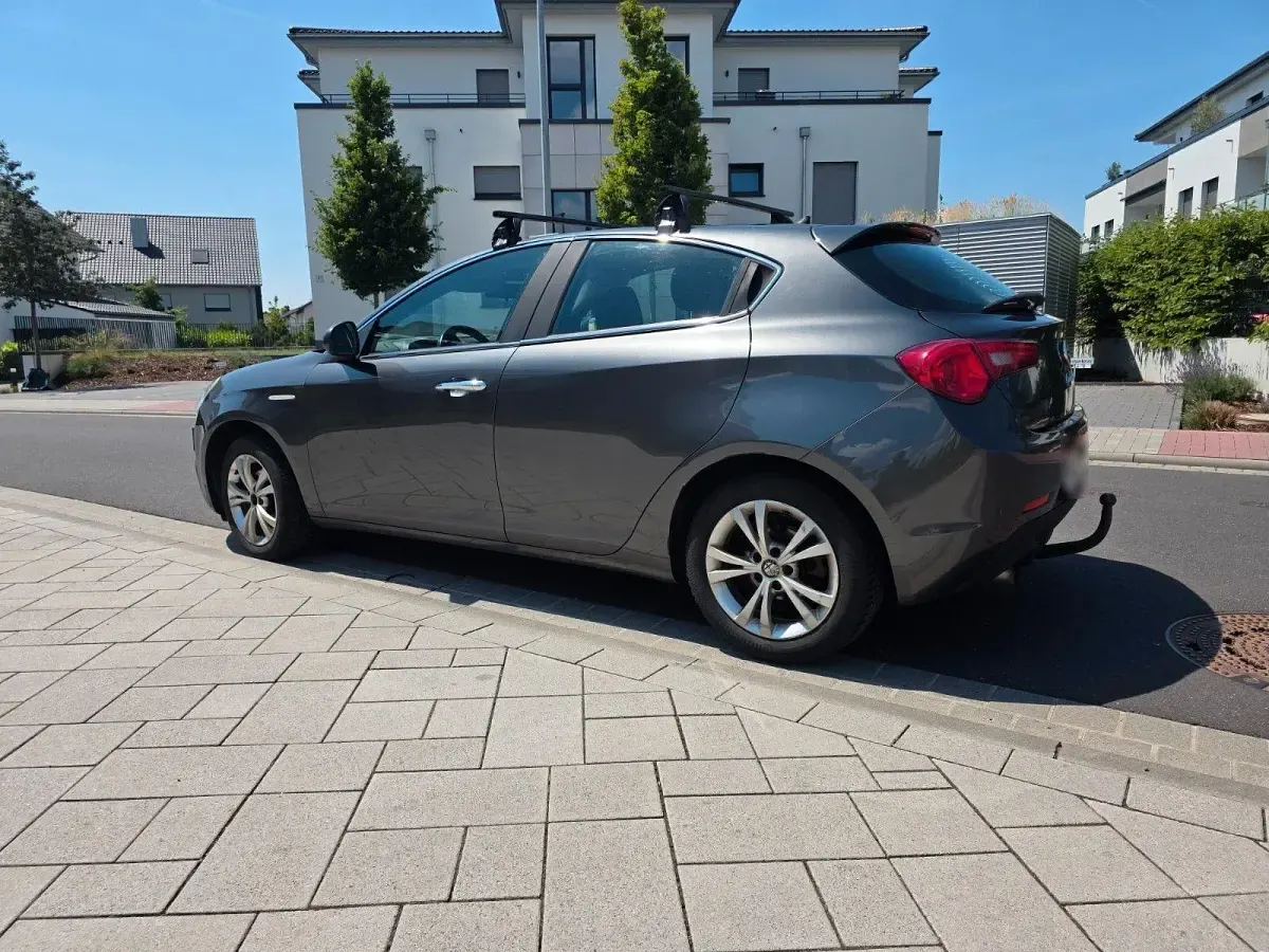Gebraucht Alfa Romeo Giulietta 120 PS (88 kW) 2013 Grau Kleinwagen