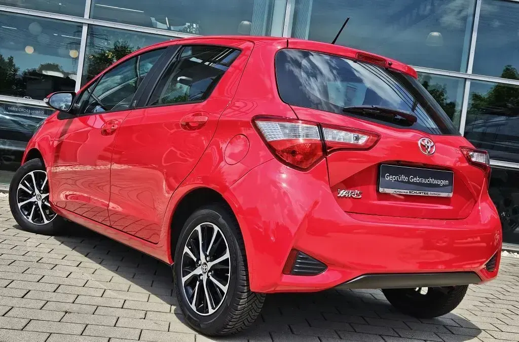 Gebraucht Toyota Yaris Team 111 PS (81 kW) 2018 Rot Limousine