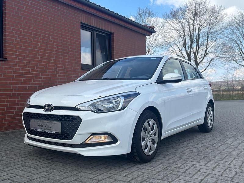 Gebraucht Hyundai i20 Classic 75 PS (55 kW) 2017 Weiß Kleinwagen