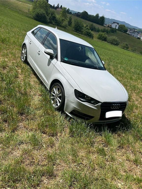 Weiß Gebraucht 2015 Audi A3 Sportback Ambiente Limousine | 10.900 € (Superpreis) - Bild 1/4