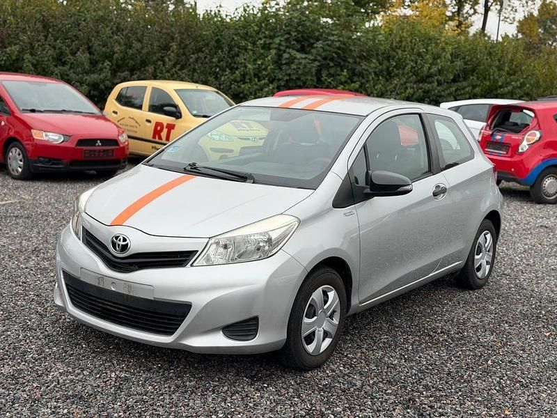 Ultra silver Gebraucht 2013 Toyota Yaris Basis Kleinwagen | 2.499 € (Superpreis) - Bild 1/4