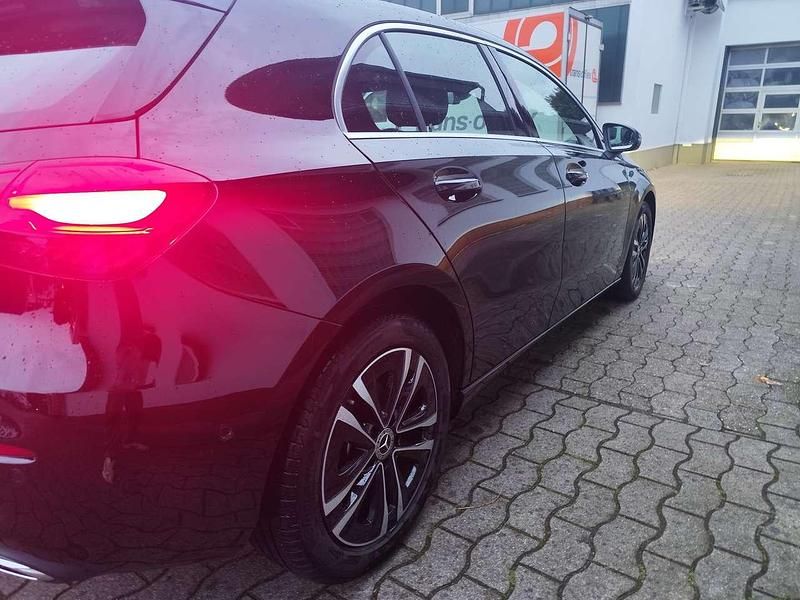 Gebraucht Mercedes A180 136 PS (100 kW) 2023 Schwarz Limousine