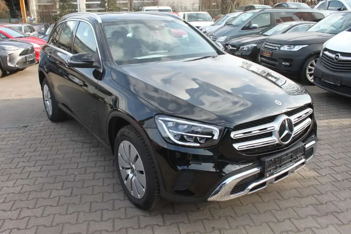 Gebraucht Mercedes GLC300e 194 PS (142 kW) 2021 Ung. schwarz  unilack SUV