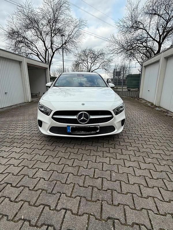Gebraucht Mercedes A180 136 PS (100 kW) 2019 Weiß Limousine