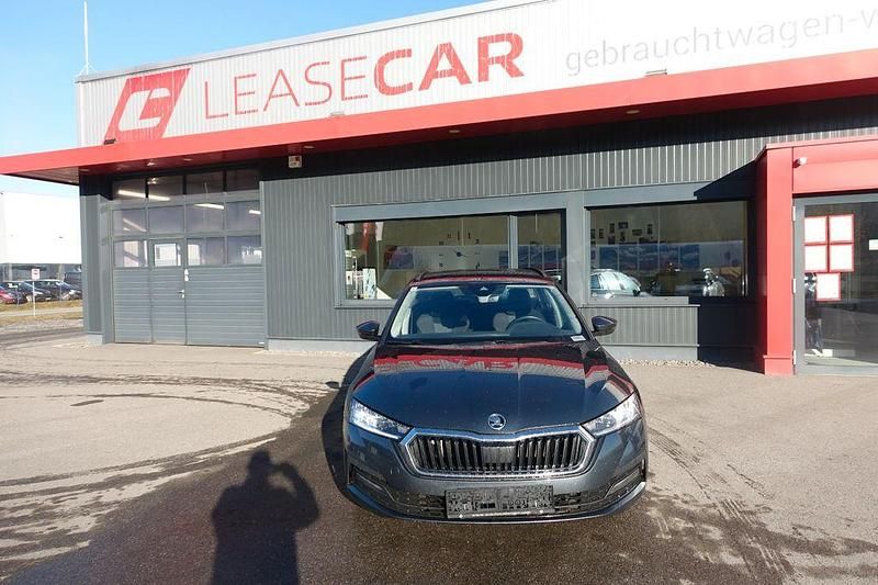 Grau Gebraucht 2021 Skoda Octavia Ambition Kombi | 15.588 € (Fairer Preis) - Bild 1/4