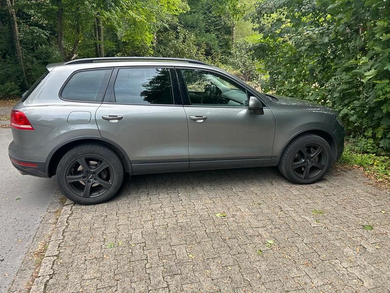 Grau Gebraucht 2015 VW Touareg SUV | 17.900 € (Superpreis) - Bild 1/4