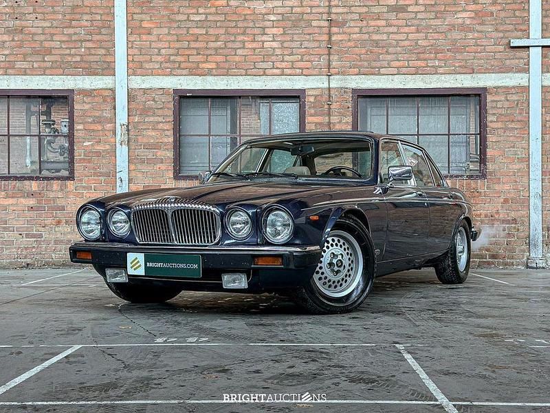 Blau Gebraucht 1988 Daimler Double Six Serie 1 Limousine | 5.646 € - Bild 1/4