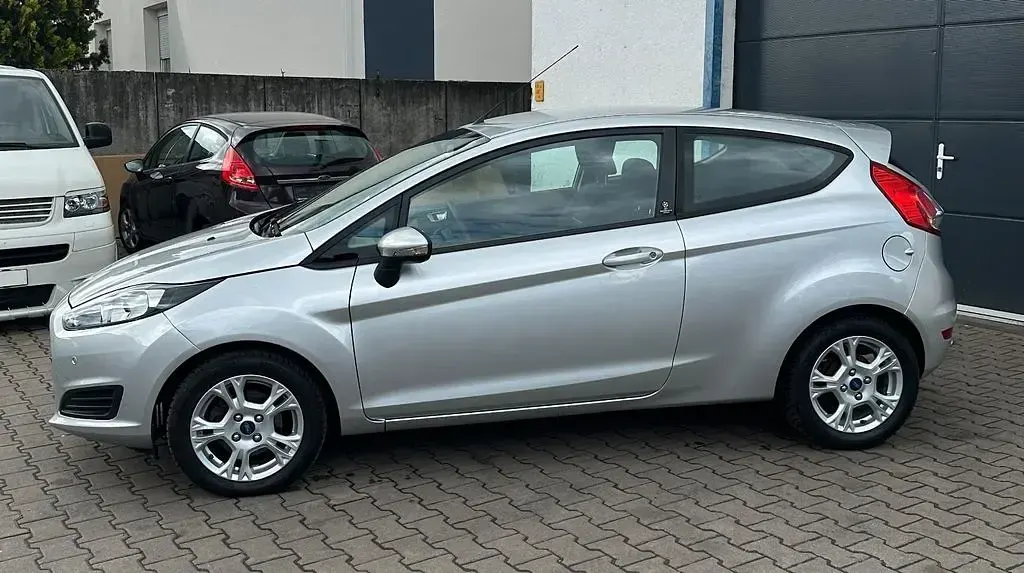 Gebraucht Ford Fiesta Champions Edition 80 PS (58 kW) 2013 Silber Limousine