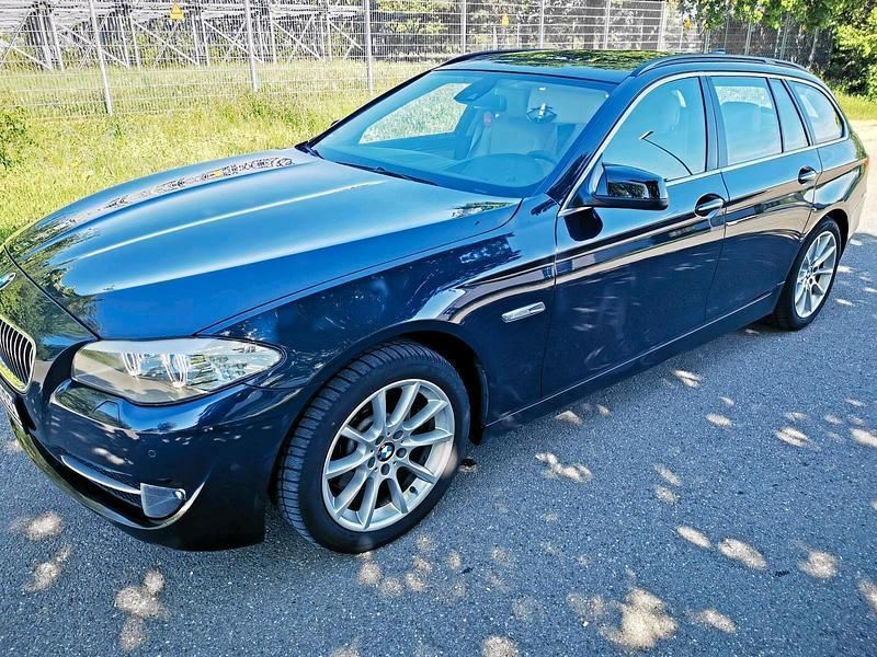Blau Gebraucht 2011 BMW 525 Kombi | 8.900 € - Bild 1/4