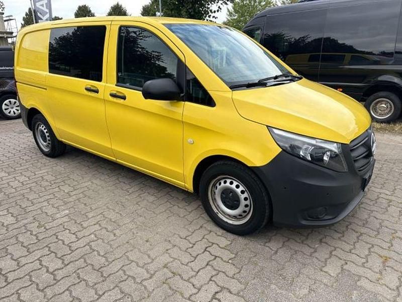 Zinkgelb 86 Gebraucht 2021 Mercedes Vito Van / Kleinbus | 34.498 € (Teuer) - Bild 1/4