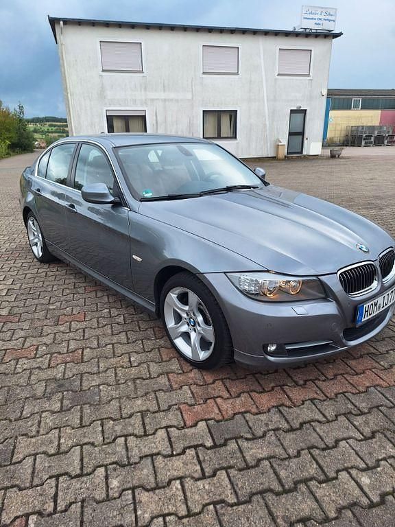 Grau Gebraucht 2011 BMW 330 Sport Line Limousine | 15.400 € (Teuer) - Bild 1/4