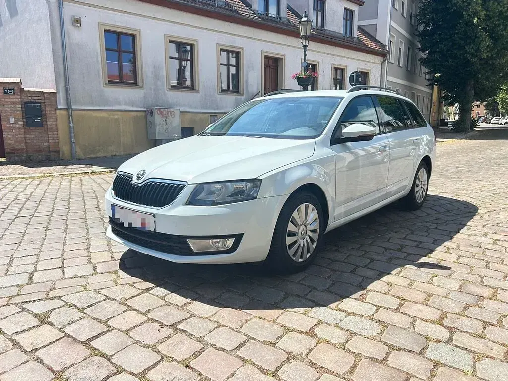 Gebraucht Skoda Octavia Ambition 105 PS (77 kW) 2015 Weiß Kombi