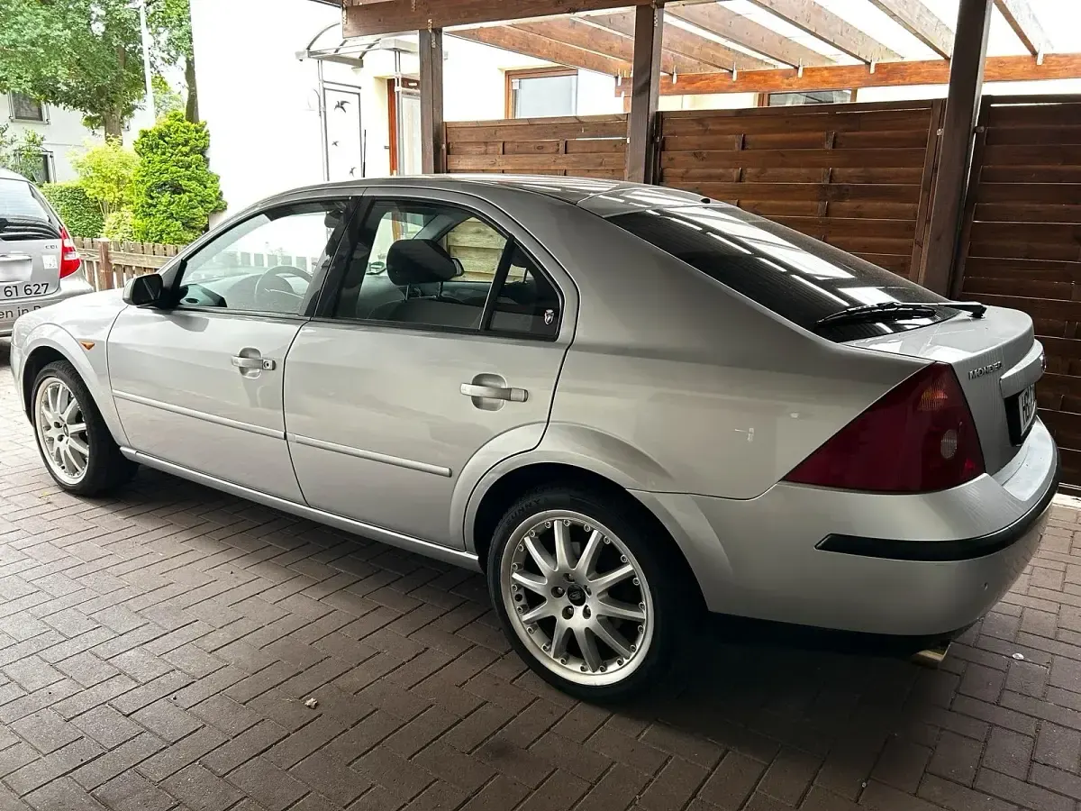 Gebraucht Ford Mondeo 125 PS (91 kW) 2002 Silber Limousine
