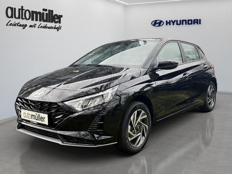 Schwarz Neu 2025 Hyundai i20 Trend Limousine | 25.488 € (Etwas zu teuer) - Bild 1/4