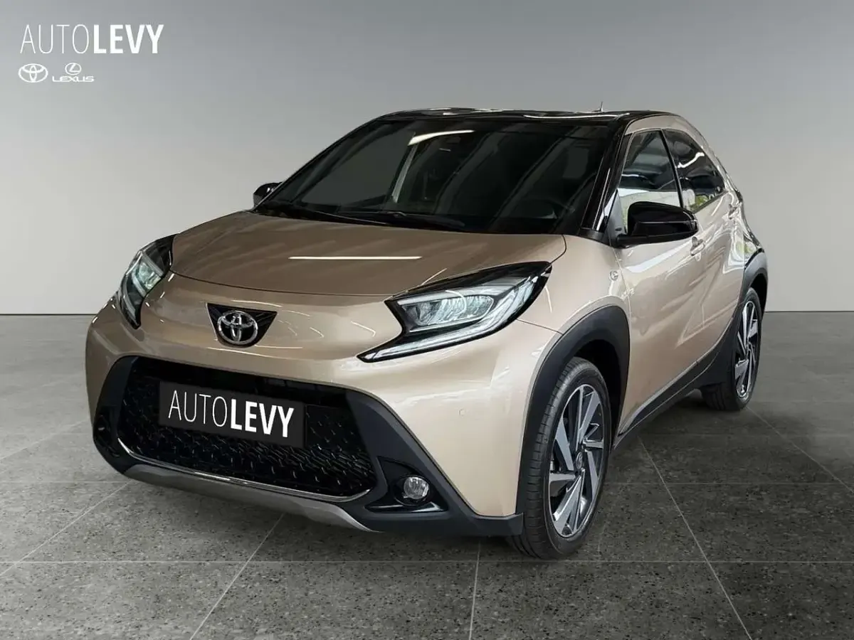 Gebraucht Toyota Aygo X X-plore 72 PS (52 kW) 2023 Ginger beige metallic/ night sky black SUV