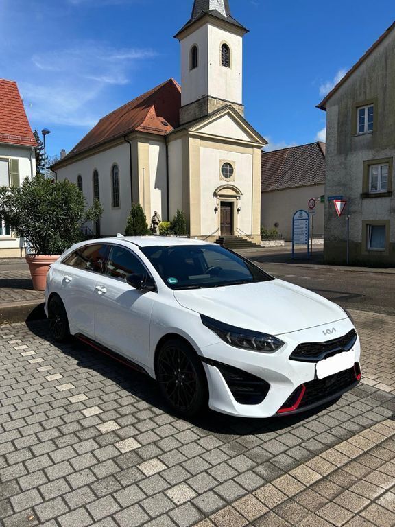 Weiß Gebraucht 2023 Kia ProCeed Kleinwagen | 28.800 € (Fairer Preis) - Bild 1/4