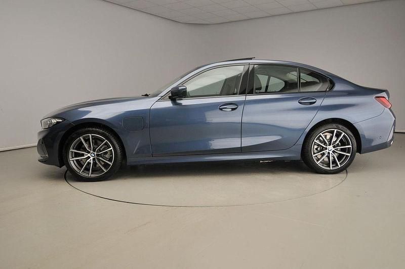Gebraucht BMW 330e Sport Line 292 PS (214 kW) 2025 Blau Limousine
