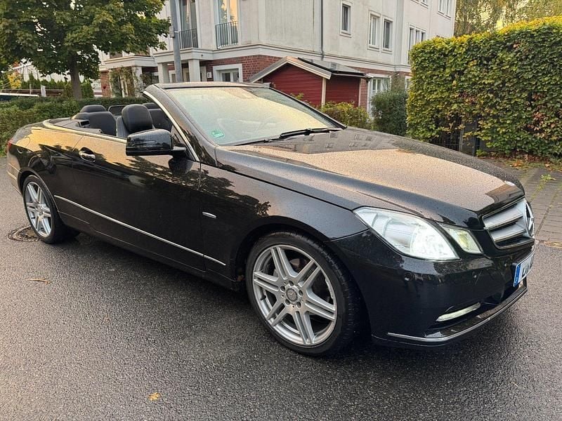 Schwarz Gebraucht 2011 Mercedes E200 AMG Cabrio | 12.300 € (Guter Preis) - Bild 1/4