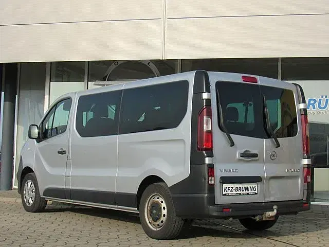 Second-hand Opel Vivaro 125 CP (91 kW) 2017 Argintiu Monovolum
