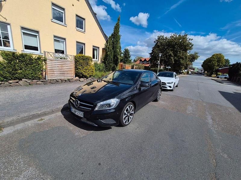 Schwarz Gebraucht 2013 Mercedes A220 Urban Limousine | 15.899 € (Teuer) - Bild 1/4