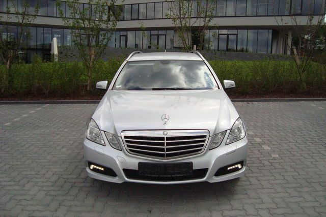 Silber metallic Gebraucht 2010 Mercedes E250 Kombi | 13.890 € - Bild 1/4