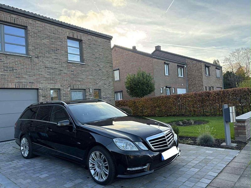 Schwarz Gebraucht 2013 Mercedes E220 Avantgarde Kombi | 13.250 € (Guter Preis) - Bild 1/4