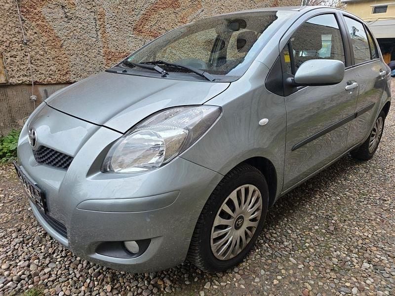 Silber Gebraucht 2010 Toyota Yaris Life Limousine | 4.950 € (Guter Preis) - Bild 1/4