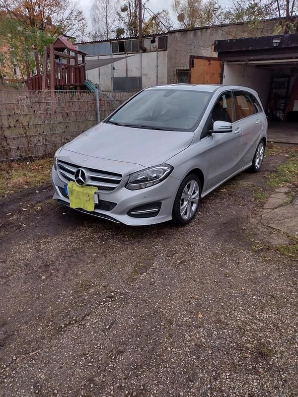 Silber Gebraucht 2015 Mercedes B180 Urban Van / Kleinbus | 11.000 € (Guter Preis) - Bild 1/4