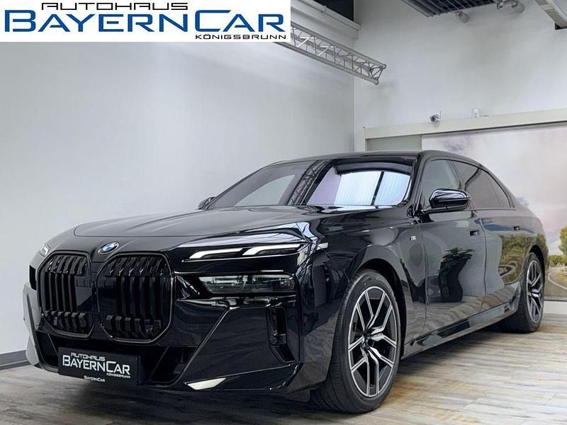 Black sapphire metallic Gebraucht 2025 BMW 740 M Sport Limousine | 113.489 € - Bild 1/4