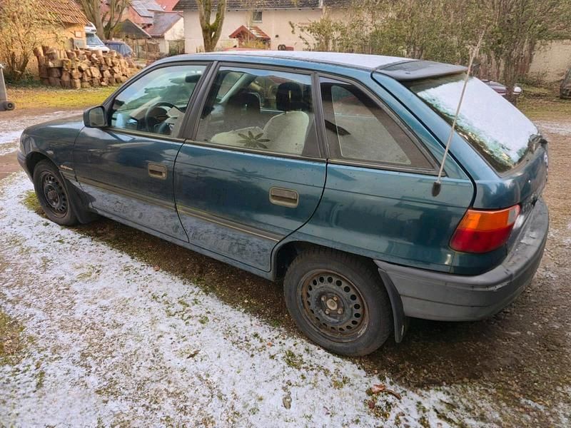 Gebraucht Opel Astra 75 PS (55 kW) 1994 Grün Limousine