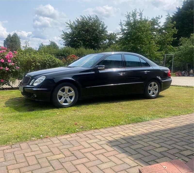 Blau Gebraucht 2005 Mercedes E280 Avantgarde Limousine | 7.800 € (Etwas zu teuer) - Bild 1/4