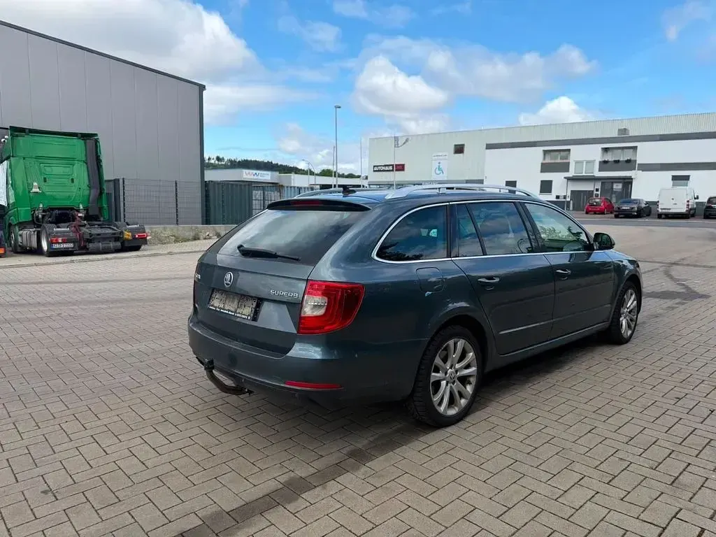 Gebraucht Skoda Superb Exclusive 140 PS (102 kW) 2014 Grau Kombi